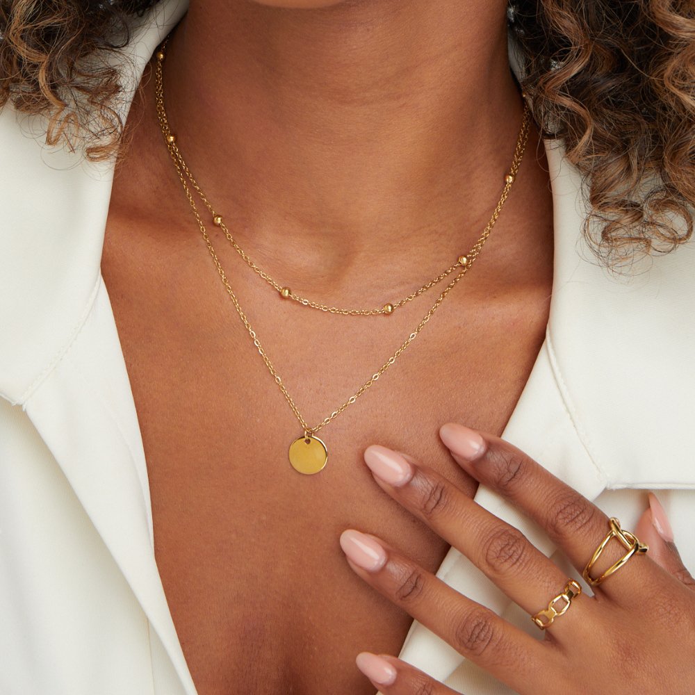 Collar multicapa con medallones