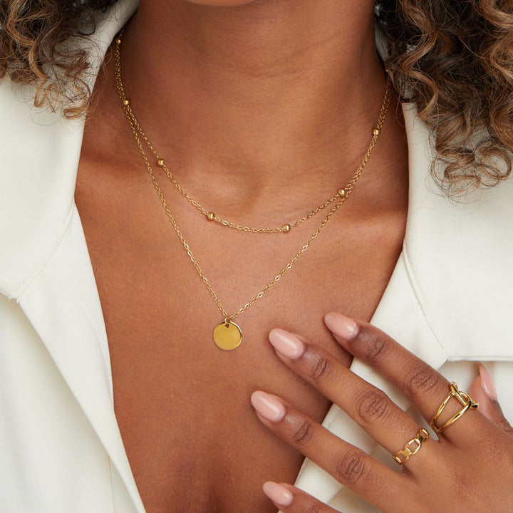 Collar multicapa con medallones