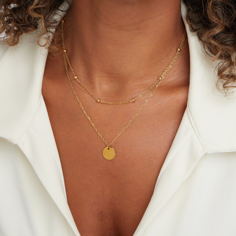 Collar multicapa con medallones