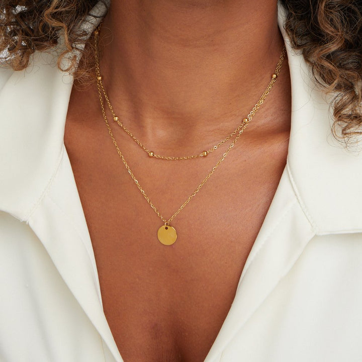Collar multicapa con medallones