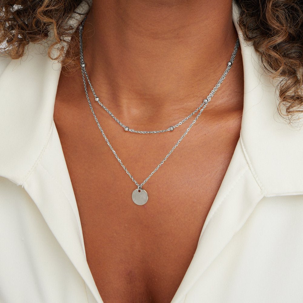 Collar plateado con medallones