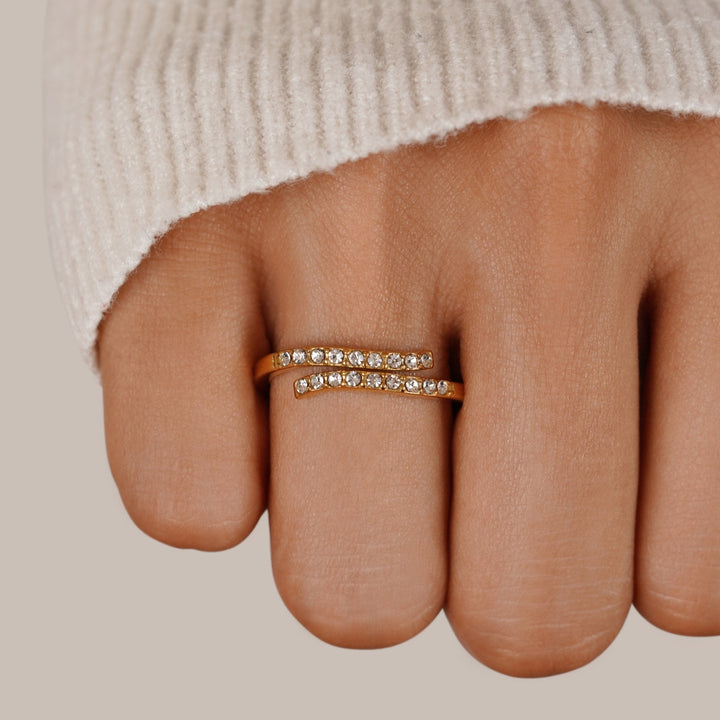 Anillo dorado y cristal multifila envolvente