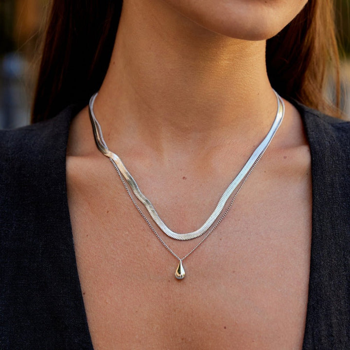 Collar plateado multicapa Bella con gota