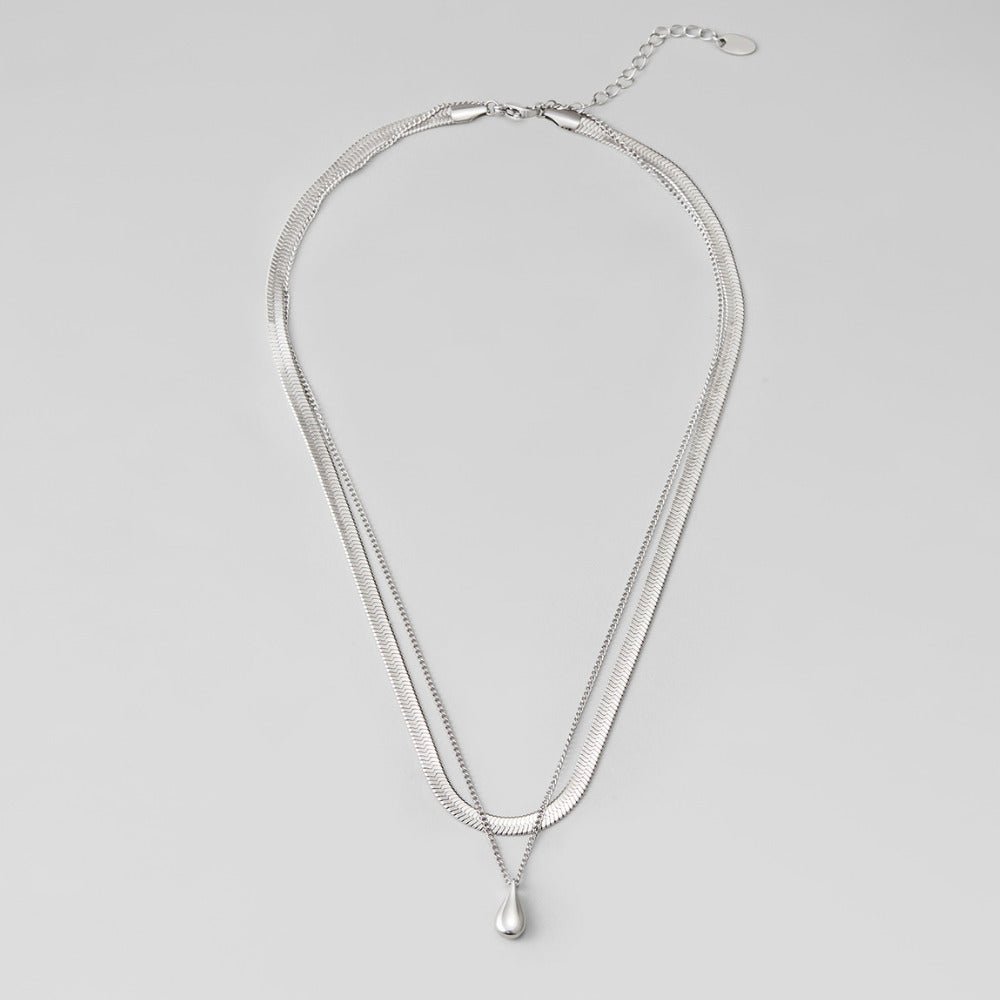 Collar plateado multicapa Bella con gota