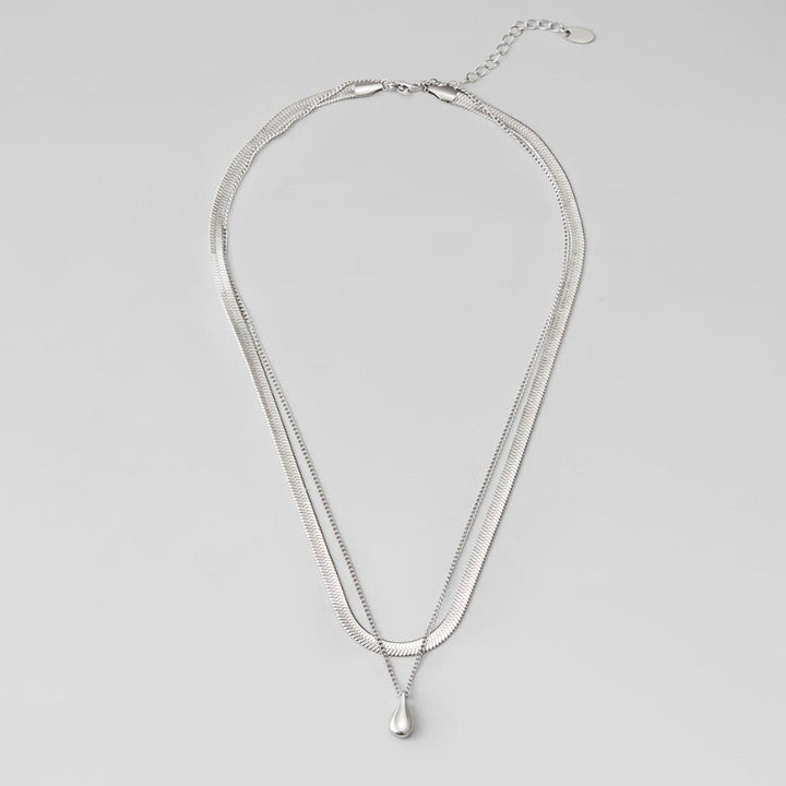 Collar plateado multicapa Bella con gota