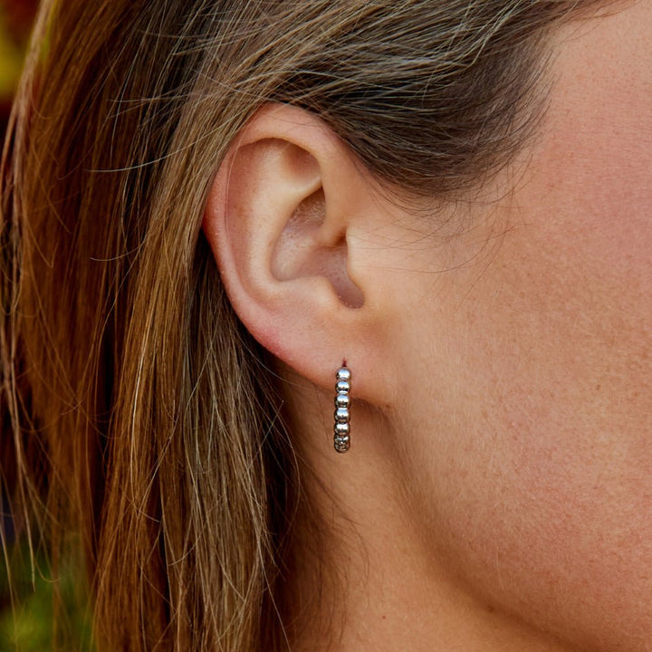 Pendientes plateados Leona con perlas