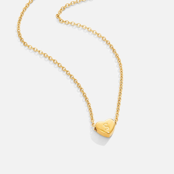 Collar con corazón e inicial