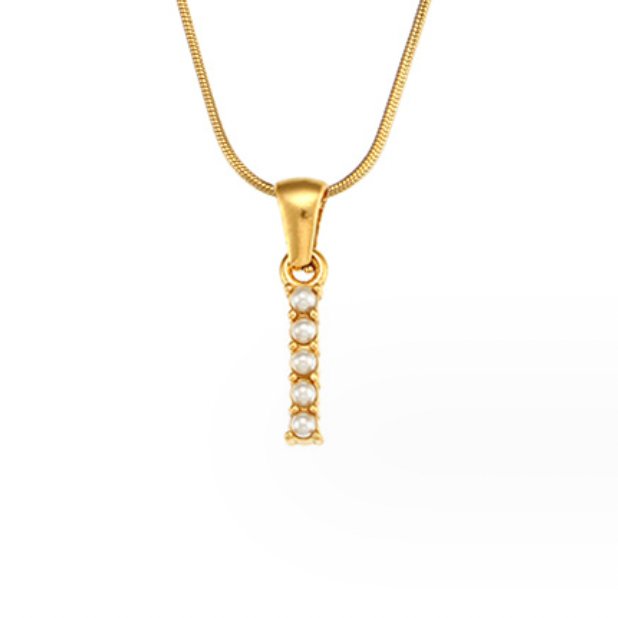 Collar con letras y perlas