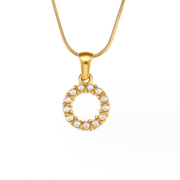 Collar con letras y perlas
