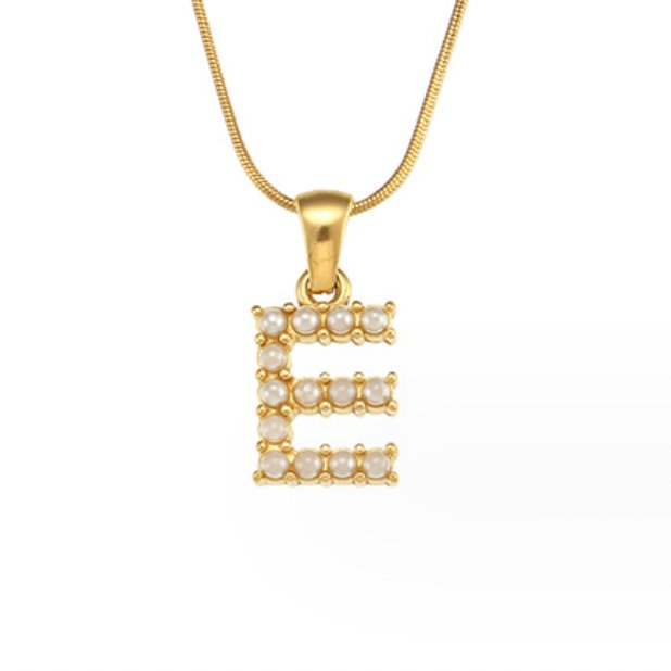 Collar con letras y perlas