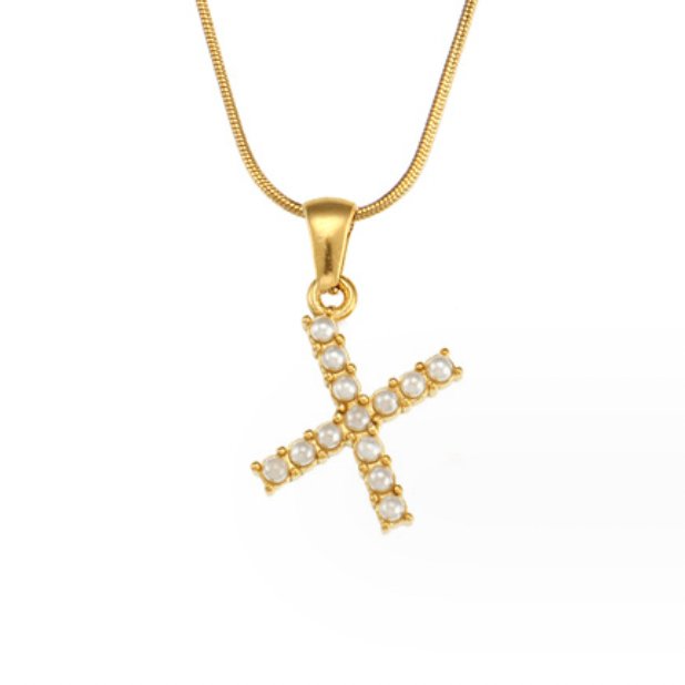 Collar con letras y perlas