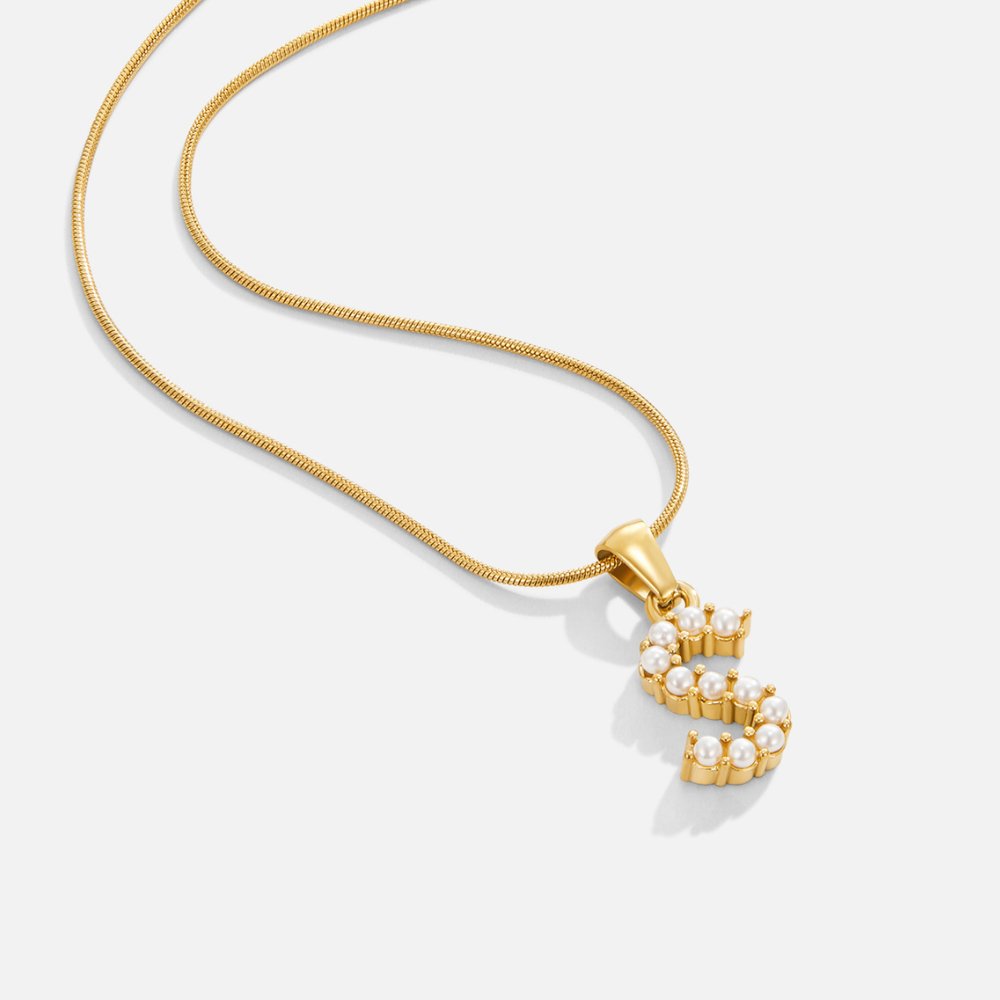 Collar con letras y perlas
