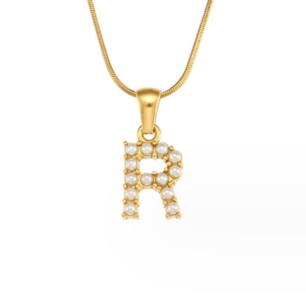 Collar con letras y perlas