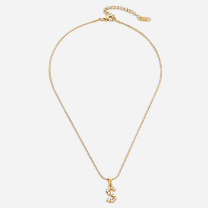 Collar con letras y perlas