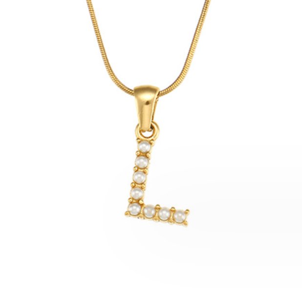Collar con letras y perlas