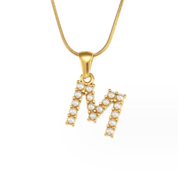 Collar con letras y perlas
