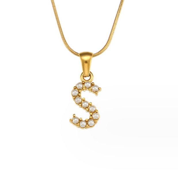 Collar con letras y perlas