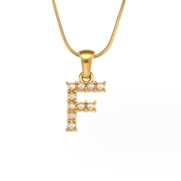 Collar con letras y perlas