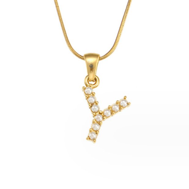 Collar con letras y perlas