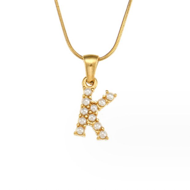Collar con letras y perlas