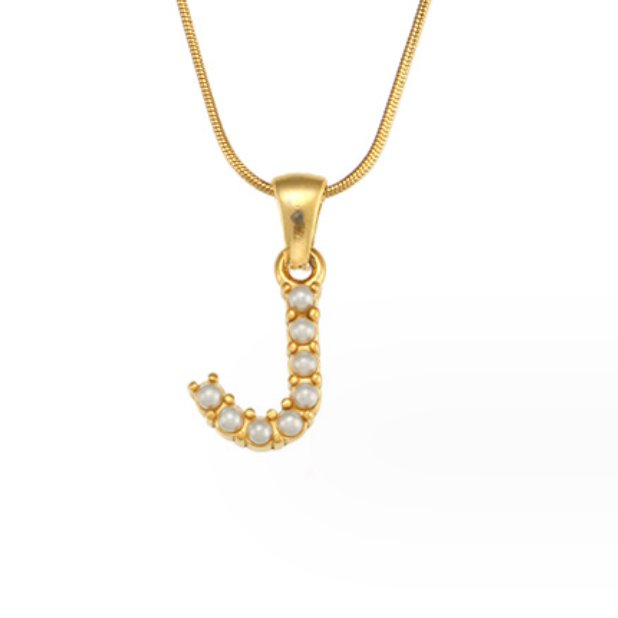 Collar con letras y perlas
