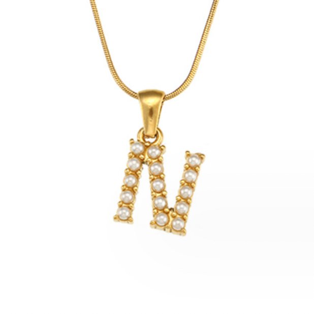 Collar con letras y perlas