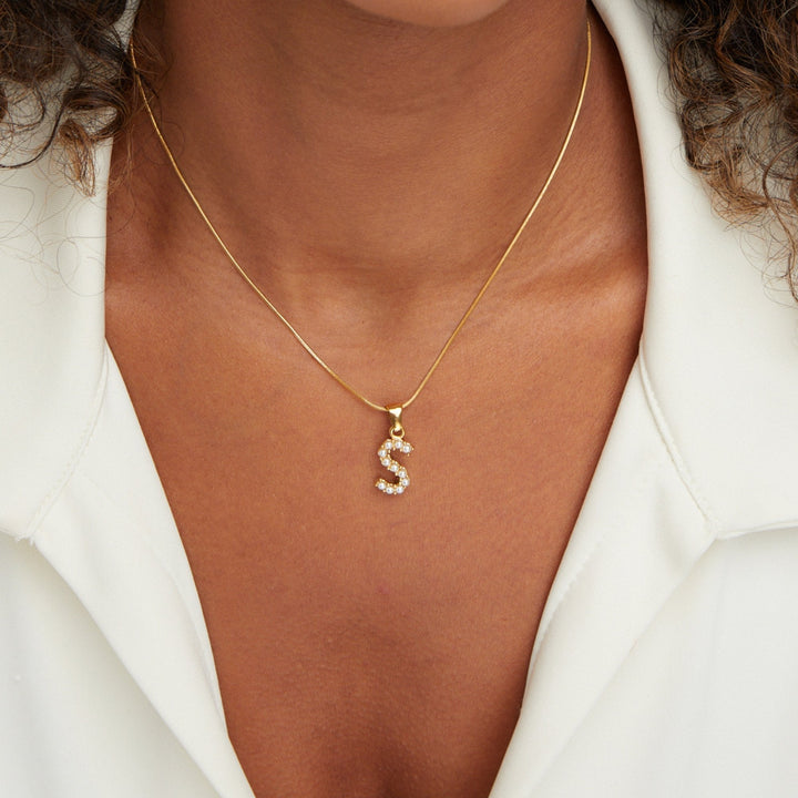 Collar con letras y perlas