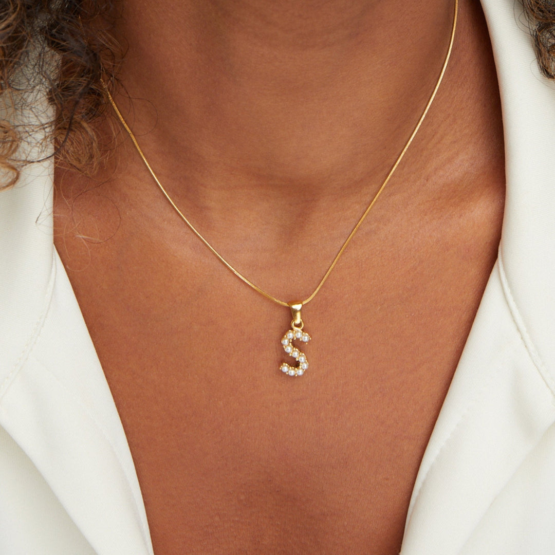 Collar con letras y perlas