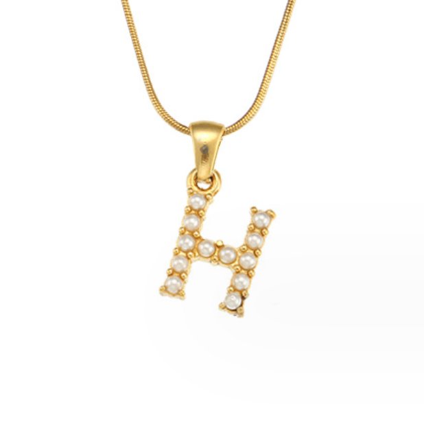 Collar con letras y perlas