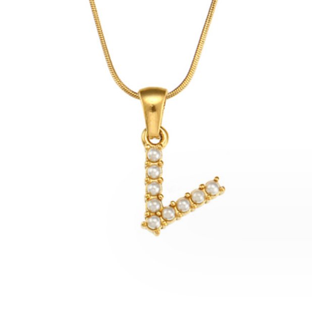 Collar con letras y perlas