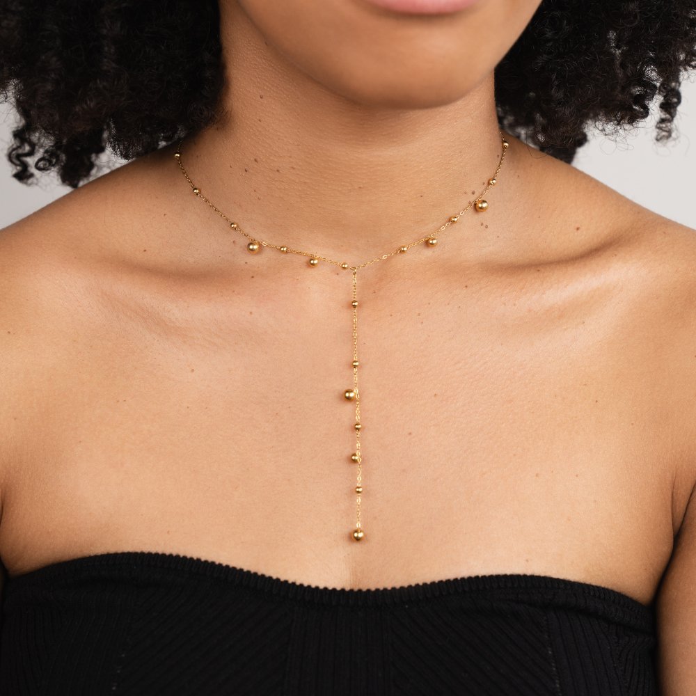 Collar con perlas doradas y borlas