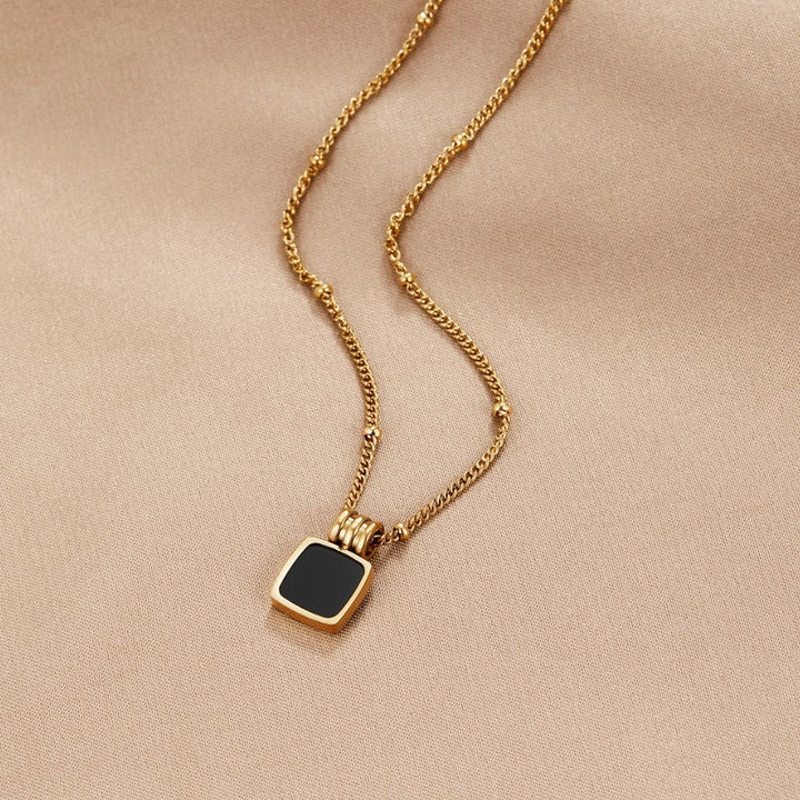 Collar Lucia Negro con colgante