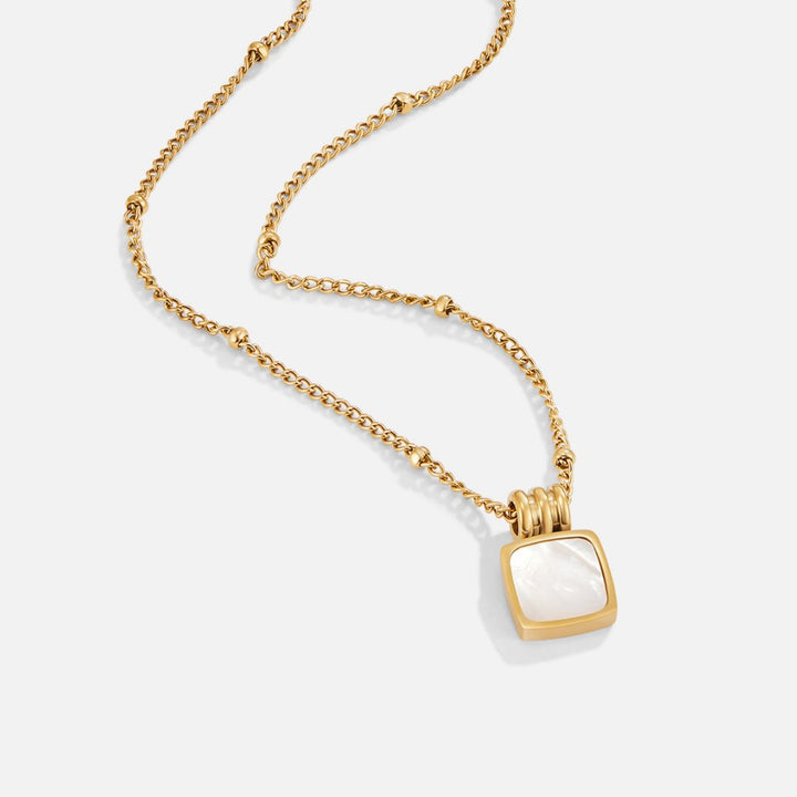 Collar Lucia con colgante de concha blanca