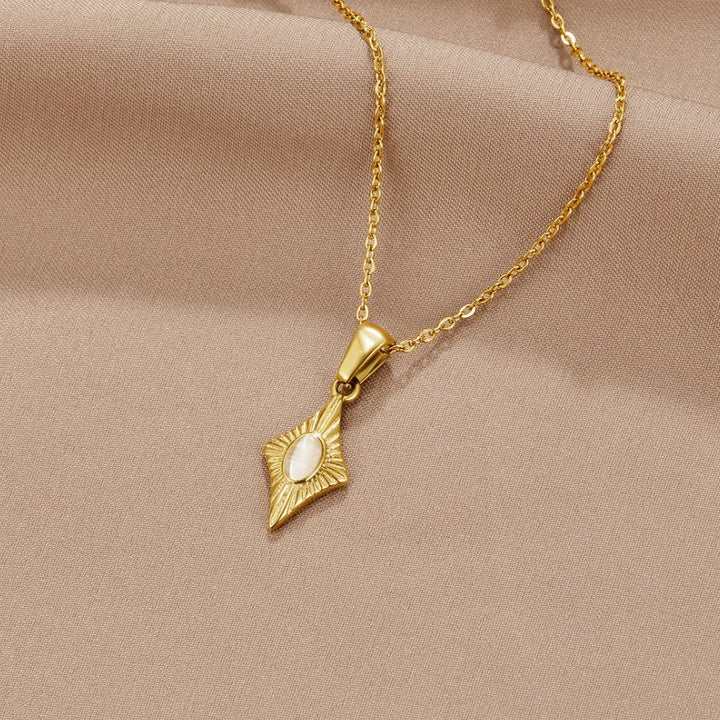 Collar dorado Luna con ópalo blanco