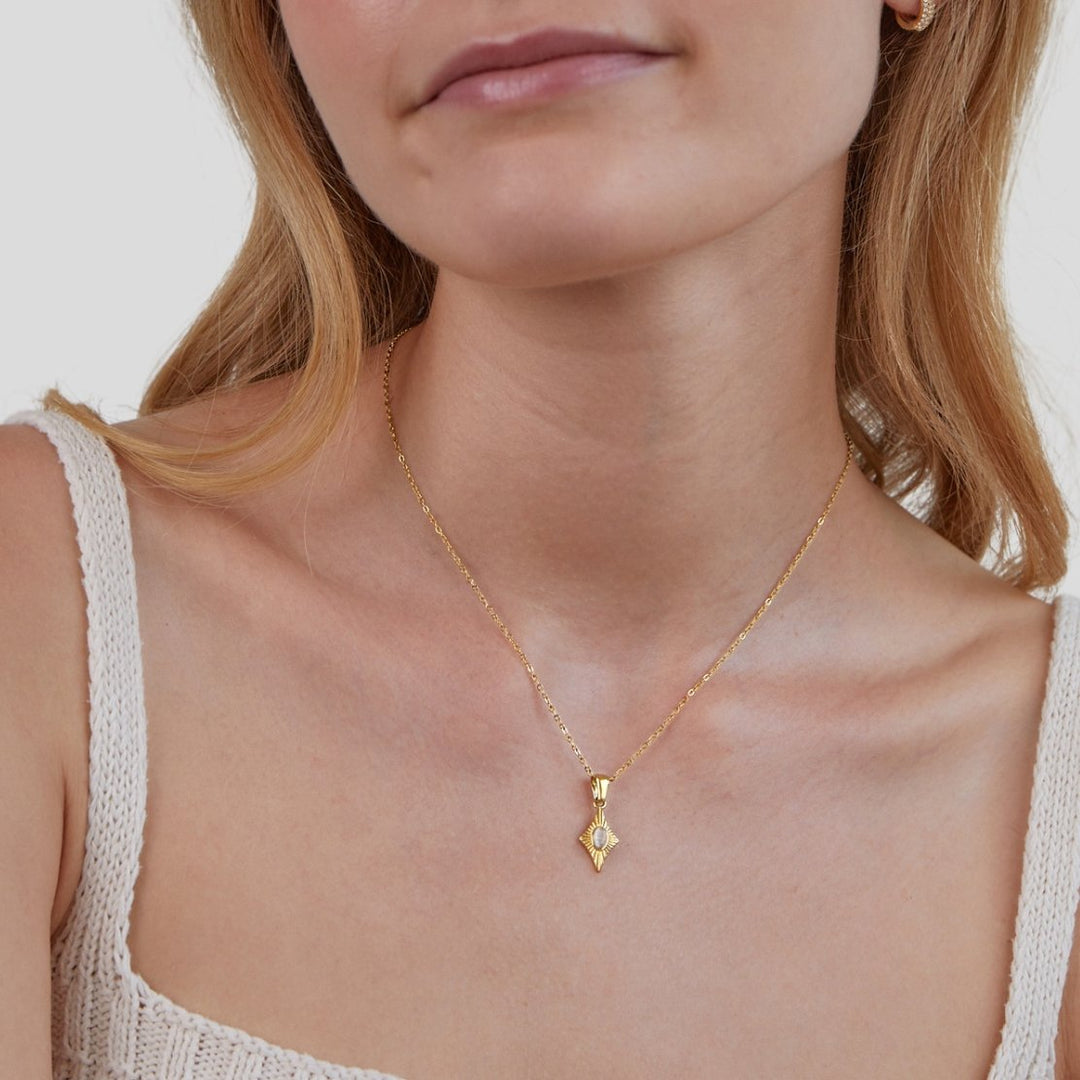 Collar dorado Luna con ópalo blanco