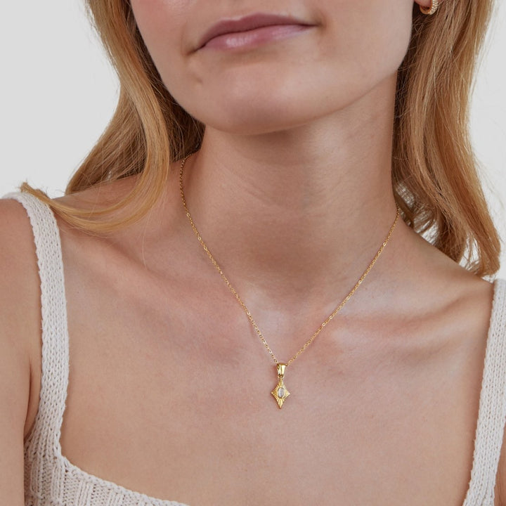 Collar dorado Luna con ópalo blanco