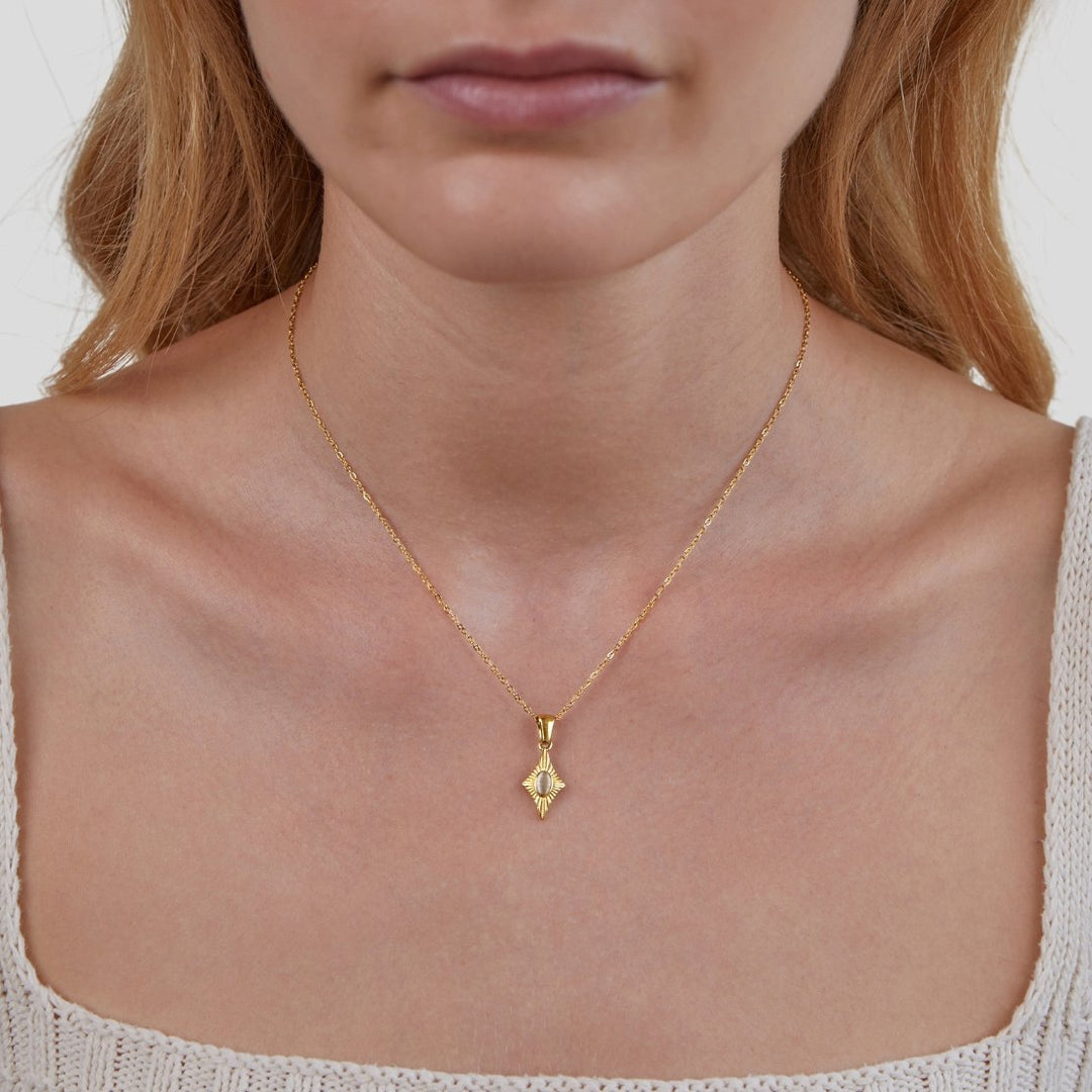 Collar dorado Luna con ópalo blanco