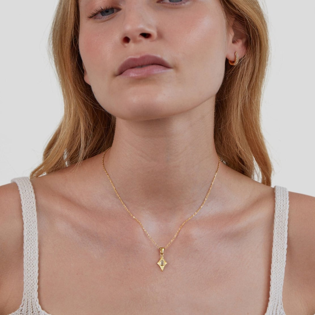 Collar dorado Luna con ópalo blanco