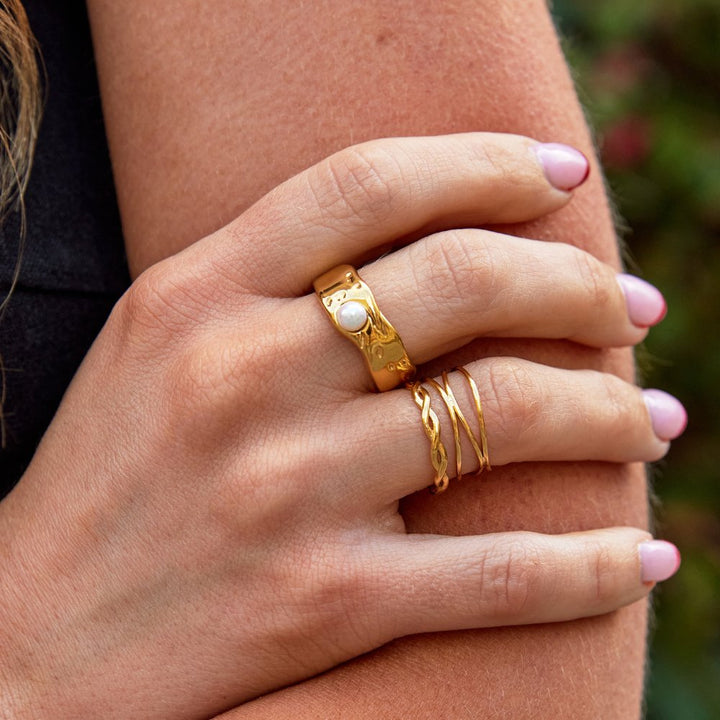 Anillo Malia ancho dorado perlas
