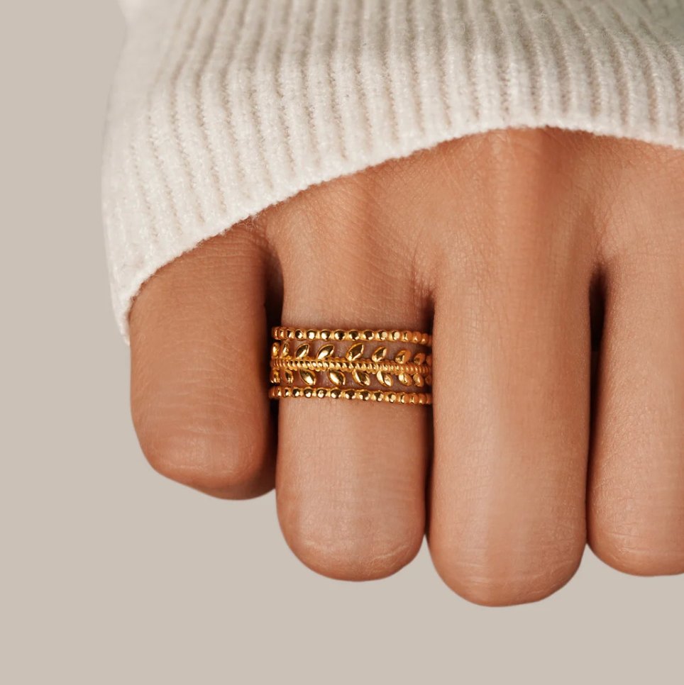 Anillo Marissa texturizado con hojas dorados