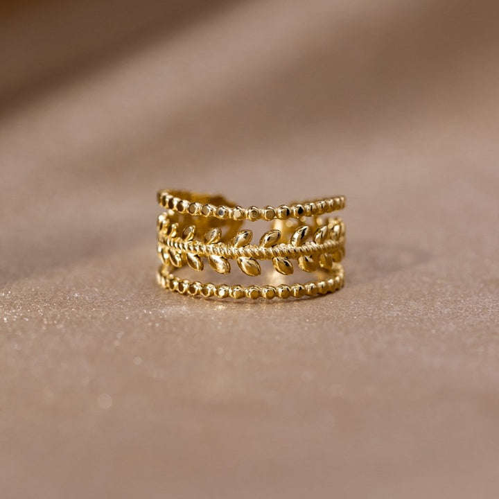 Anillo Marissa texturizado con hojas dorados