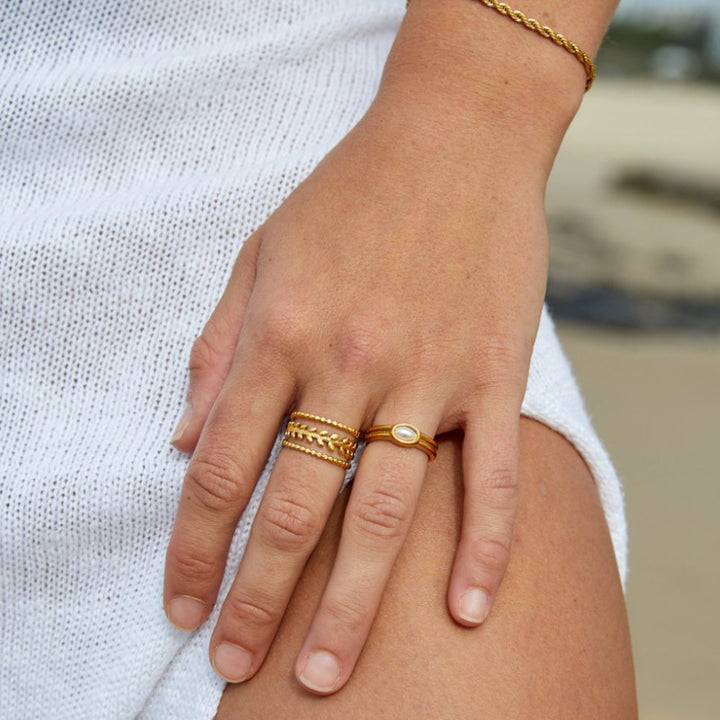 Anillo Marissa texturizado con hojas dorados