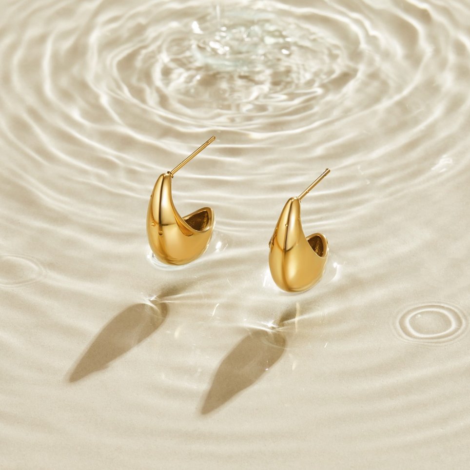 Mini pendientes dorados curvos