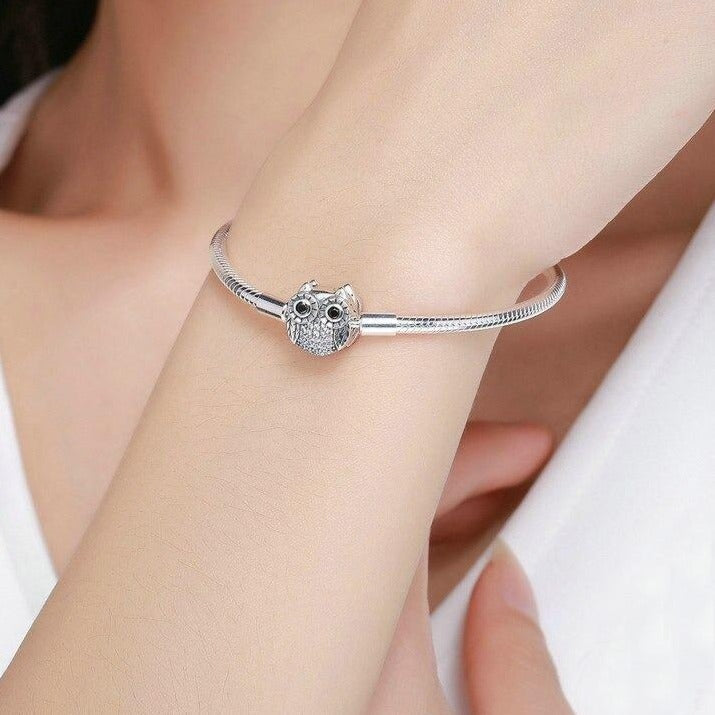 Pulsera de plata con oreja