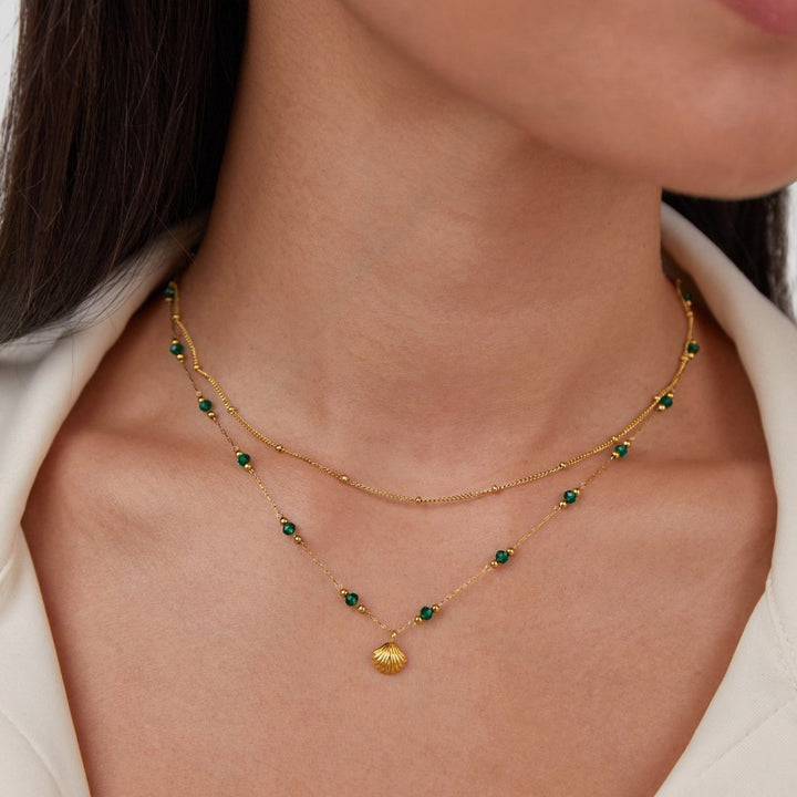 Collar dorado Nerissa con cuentas verdes