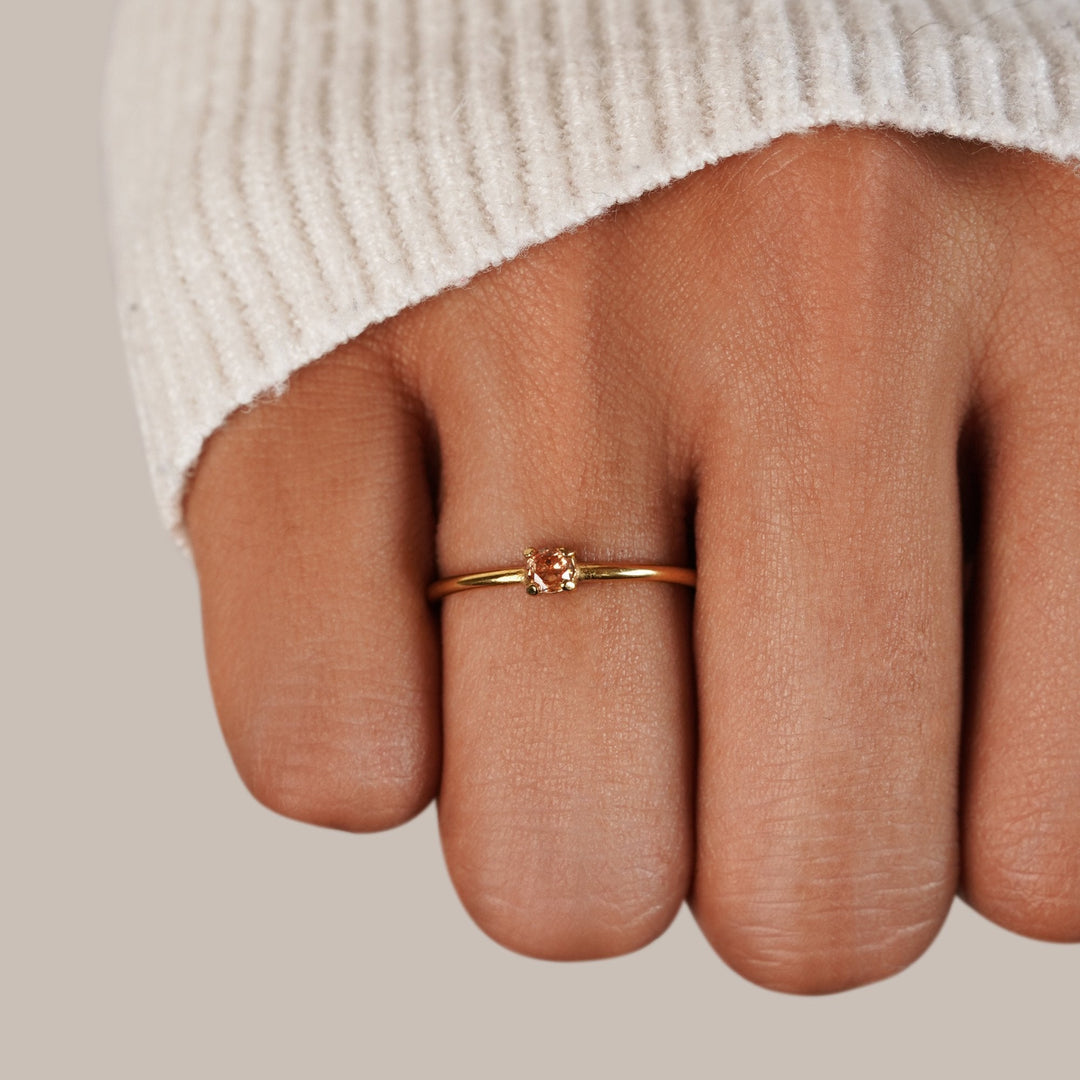 Anillo noviembre piedra fina 18K dorado