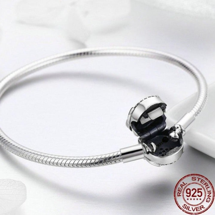 Pulsera de plata con oreja