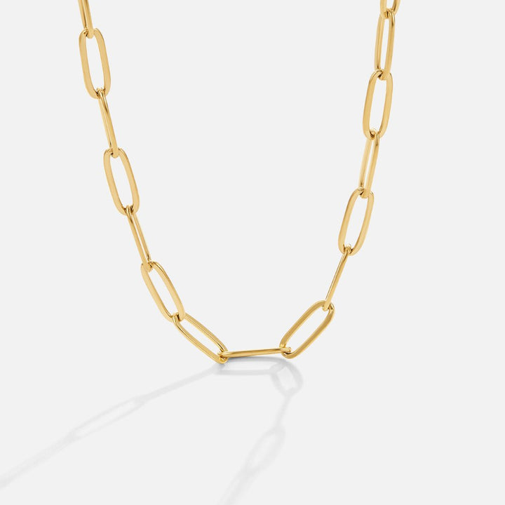 Collar dorado de cadena tipo clip