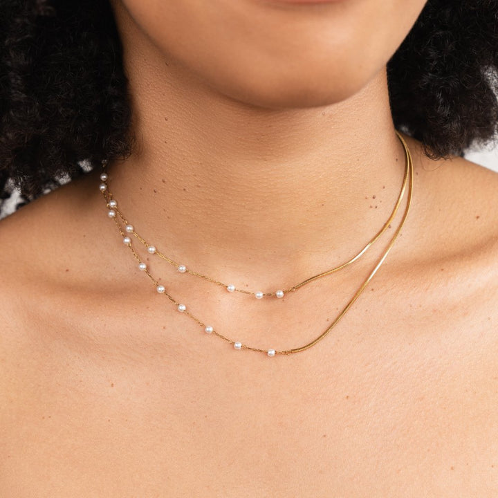 Collar de perlas y oro