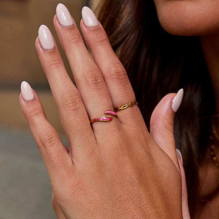 Anillo artesanal hecho a mano rosa